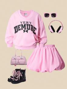 SHEIN ChillGRL Conjunto de 2 piezas para niñas Casuvi: Camiseta suelta de cuello en V estilo universitario vintage con bolsillo canguro y estampado en inglés + Falda con volantes con estampado floral, adecuado para uso casual, escuela, vacaciones, primavera/otoño - Rosa - Ver 5