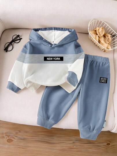 Conjunto de moletom infantil masculino com capuz e calça de moletom com estampa minimalista de letras em blocos de cores. Ideal para outono/inverno, esportes, compras e uso diário.