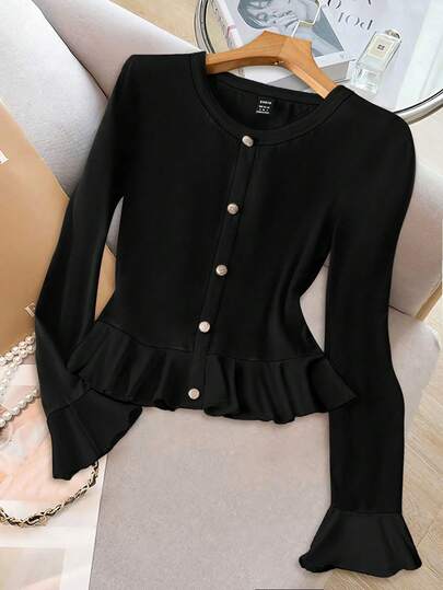 GlowEve 女士秋冬休闲时尚T恤，短款设计，仿纽扣领，长袖，圆领，袖口、下摆和荷叶边喇叭袖口采用撞色拼接设计，黑色和杏色针织面料，优雅图案T恤，春季女士上衣