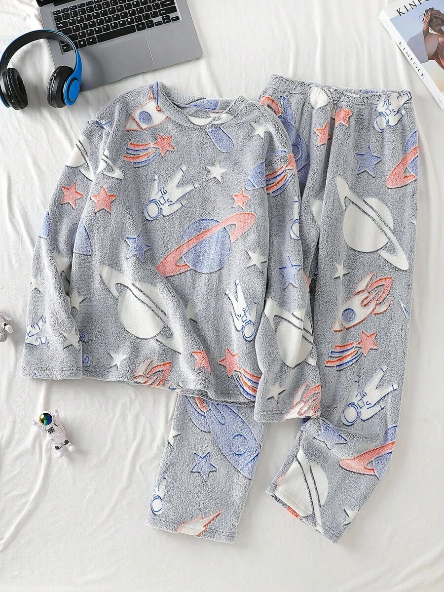 Conjunto de pijama de manga comprida e gola redonda em fleece com estampa de astronautas e planetas que brilha no escuro para adolescentes, ideal para uso diário.