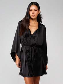 MISSGUIDED 缎面吊带睡衣套装，含配套睡袍 - 舒适放松的奢华睡衣 - 黑色 - 查看 3