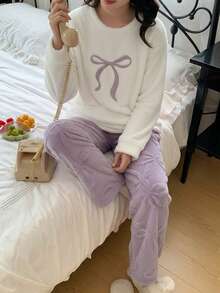 2 件套少女毛绒柔软家居睡衣套装，时尚可爱刺绣蝴蝶结长袖上衣搭配浅紫色提花蝴蝶结直筒裤，休闲宽松秋冬家居服