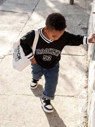 SHEIN Young Boy Letter Print Sweatshirt Paired With Denim Pants, Comfortable Fabric, Casual & Fashionable Style, Suitable For Spring & Autumn, Indoor & Outdoor Wear