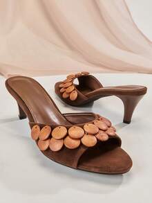 SHUZIA 女士小猫跟穆勒凉鞋，饰有木质装饰 - 巧克力棕 - 查看 7