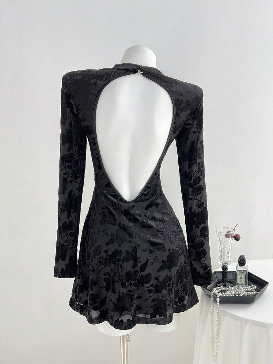 SHEIN Unity Vestido Curto Feminino Fashionable de Manga Longa com Decote Redondo e Costas Abertas - Preto - Visão 1