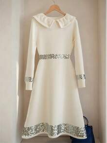 GlowEve Vestido longo de malha evasê com gola, mangas compridas e cintura marcada, elegante e com aplicações de lantejoulas. Versátil para diversas ocasiões. - Bege - Ver 5