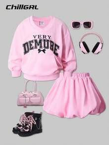 SHEIN ChillGRL Conjunto de 2 piezas para niñas Casuvi: Camiseta suelta de cuello en V estilo universitario vintage con bolsillo canguro y estampado en inglés + Falda con volantes con estampado floral, adecuado para uso casual, escuela, vacaciones, primavera/otoño - Rosa - Ver 8