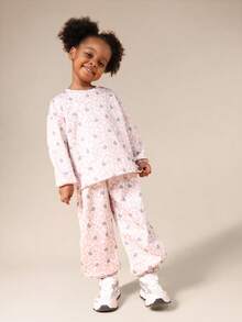 SUMWON Conjunto de sudadera y pantalones a juego para niñas con estampado de lazo y corazón, ropa casual de invierno coordinada de dos piezas - Multicolor - Ver 1