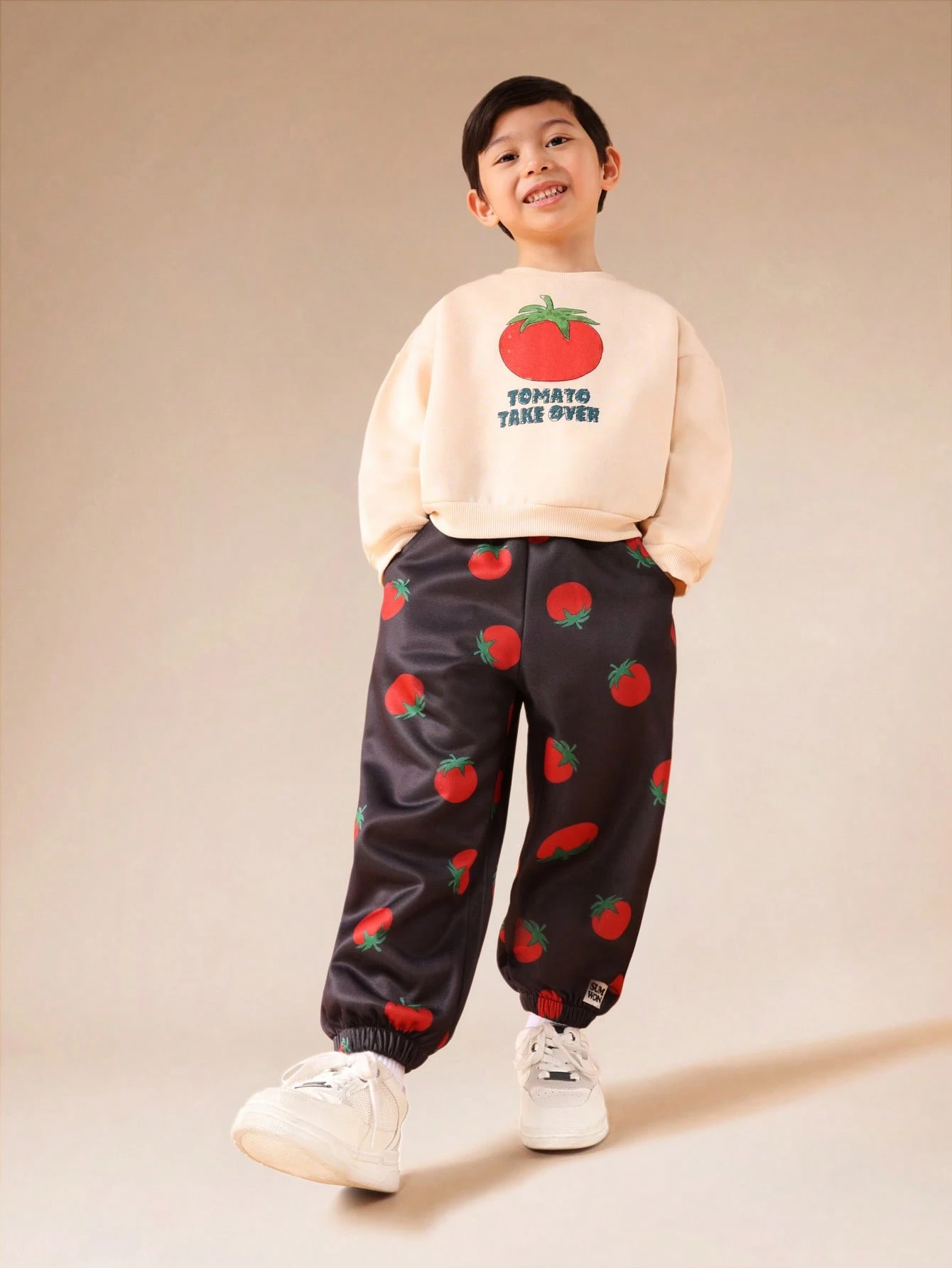 トマトプリントのパーカーとスウェットパンツのセット