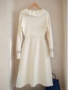 GlowEve Vestido longo de malha evasê com gola, mangas compridas e cintura marcada, elegante e com aplicações de lantejoulas. Versátil para diversas ocasiões. - Bege - Ver 2
