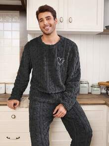 CoupledUp 心形字母刺绣抓绒男士蓬松舒适睡衣套装，冬季保暖