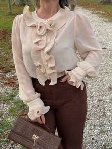 Jeta Ari 女士圆领荷叶边袖优雅现代衬衫，适合情人节、度假、新年 - 杏色 - 查看 3