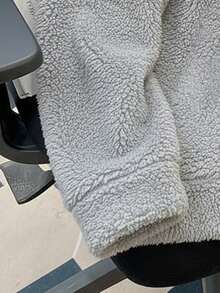 Manfinity Hypemode 标准尺码男士简约刺绣字母徽章灰色抓绒连帽衫，适合冬季、上学、居家、外出、送友，简约百搭，长袖上衣 - 灰色 - 查看 3