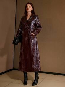 MOTF PREMIUM 女士优雅通勤翻领鳄鱼纹PU皮革长款风衣 - 酒紅色 - 查看 5