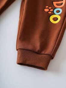 SCOOBY-DOO X SHEIN 2件套男婴可爱卡通小狗印花圆领长袖针织连体衣和字母图案针织休闲运动裤套装 - 棕色 - 查看 7