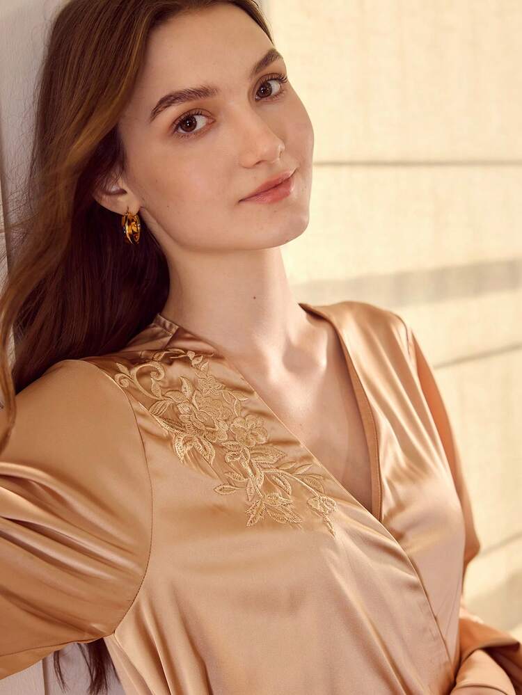ROBE LONGO ELEGANTE COM BORDADO BRILHANTE