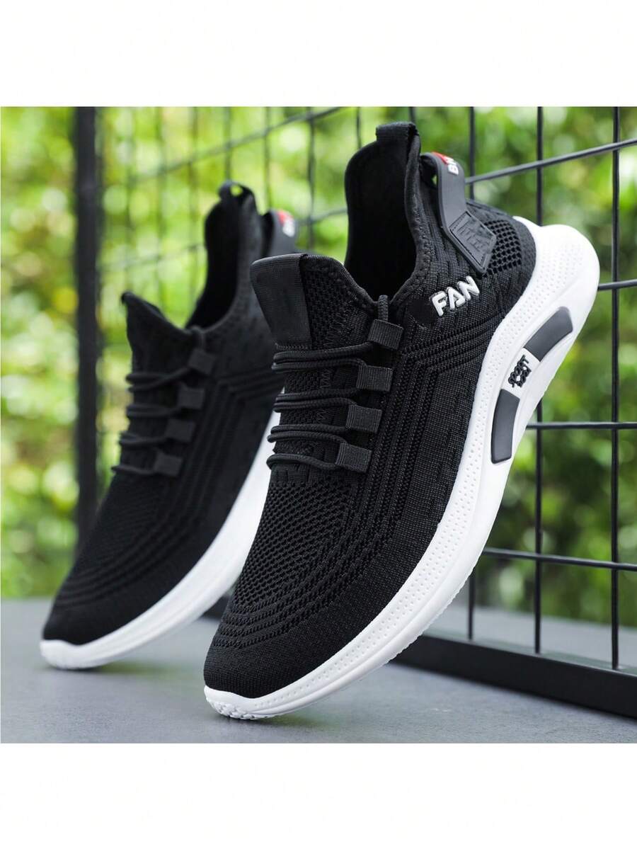 Zapatillas deportivas de moda para hombre de color sólido, ligeras y transpirables de malla de tela, talón suave y cómodo para proporcionar estabilidad, diseño de suela elástica antideslizante de alta amortiguación para una mejor protección de los pies, adecuadas para caminar, deportes al aire libre, correr, hacer ejercicio, fitness, fiesta, fiesta, uso diario
Zapatillas deportivas de hombre en textil ligero y transpirable, de estilo casual con cordones y puntera redonda pequeña - Negro - Ver 1