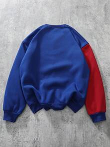 Manfinity Homme Áo nỉ nam kiểu chui đầu, phong cách thường ngày lịch lãm với họa tiết phối màu đỏ và xanh dương, đa năng cho trang phục hàng ngày. Áo nỉ in hình phong cách đường phố lấy cảm hứng từ Twilight Friends và Nightmare Before Christmas, tay dài, có lớp lót giữ nhiệt. - Nhiều màu - Xem 2