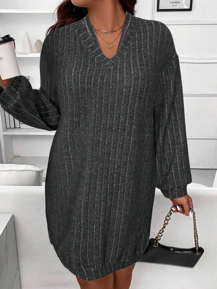 SHEIN LUNE Đầm nỉ dài đến đầu gối, cổ chữ V, tay dài, viền cổ tay và gấu áo mềm mại, cỡ lớn, thanh lịch cho các buổi đi chơi, tụ tập và mặc ở nhà thoải mái - Màu xám đen - Xem 1