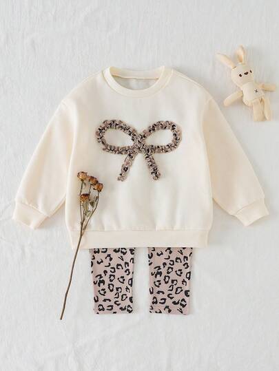 THE HAPPY LOOK Set de 2 piezas con sudadera de cuello redondo de manga larga con decoración de lazo y pantalones de cintura elástica con estampado de leopardo para niña joven
