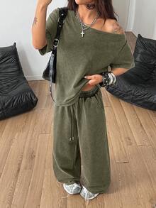 Coolane Tenue deux pièces pour femmes composée d'un t-shirt décontracté à épaules dénudées et d'un pantalon de jogging ample. Tenue minimaliste d'été pour le sport, la ville et le quotidien, confortable. - Militaire verte - Voir 2