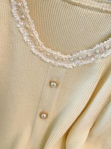 GlowEve CURVE Suéter de punto elegante beige de talla grande para mujer, versátil y de moda, con cuello de lazo, mangas abullonadas, falsa tapeta, botones de perla y bajo asimétrico - Beis - Ver 4