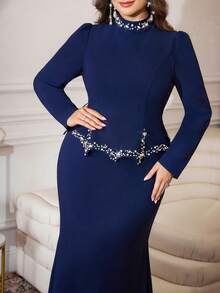 Modelyn Vestido elegante de manga larga, ajustado, con cuello de pie y decoración de strass, talla grande - azul real - Ver 7