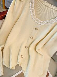 GlowEve CURVE Suéter de punto elegante beige de talla grande para mujer, versátil y de moda, con cuello de lazo, mangas abullonadas, falsa tapeta, botones de perla y bajo asimétrico - Beis - Ver 6