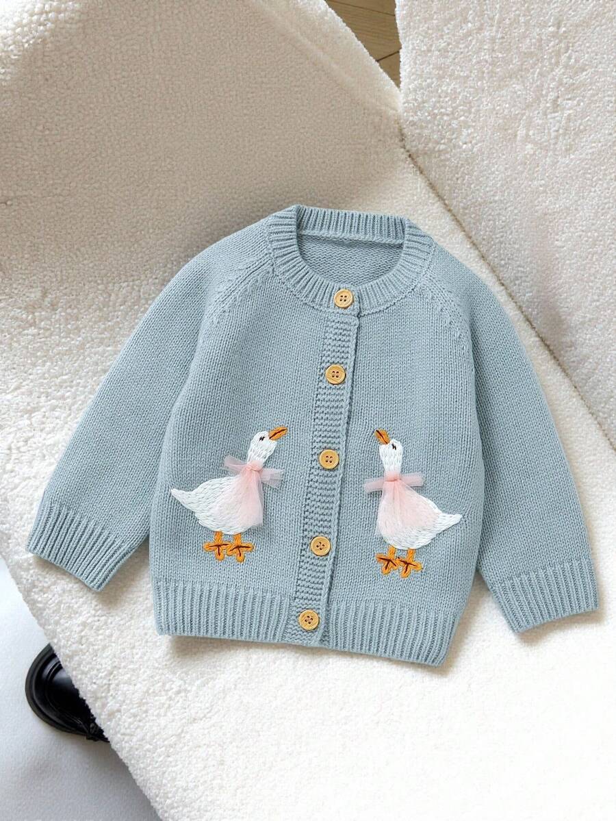 SHEIN 女婴可爱粉色开衫：圆领长袖鸭子刺绣时尚外套，女婴可爱毛衣外套，婴儿针织衫，鹅绒婴儿开衫，针织婴儿连体衣，浅蓝色婴儿针织衫，婴儿针织毛衣，婴儿冬季开衫毛衣 - 藍色 - 查看 1