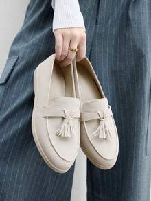 CUCCOO BIZCHIC Zapatos planos cómodos con puntera redonda y decoración con borlas para mujer, bailarinas de ante sintético con diseño de slip-on a la moda, color gris claro, adecuados para uso casual y de commuting en primavera/verano