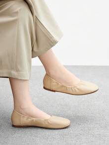 CUCCOO BIZCHIC 1 Đôi giày bệt đơn giản, thanh lịch và thoải mái cho nữ, được làm từ chất liệu PU mềm mại cao cấp, thiết kế đế bệt dễ xỏ vào, thuận tiện khi đi làm và đi công tác, không gây mỏi chân - Màu be - Xem 3