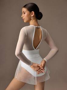 SHEIN Bộ tập múa ba lê màu trắng thanh lịch dành cho bé gái tuổi teen, bao gồm một bộ áo liền quần dài tay và một chiếc váy liền thân. Được làm từ vải mềm mại, co giãn cao, bộ trang phục mang đến sự thoải mái, vừa vặn, tôn dáng, chuyển động theo từng bước nhảy. Hoàn hảo cho việc tập múa ba lê, Pilates hoặc tập gym, bộ trang phục hai món này vừa mang đến phong cách vừa giúp bé tự do vận động trong nhiều hoạt động khác nhau suốt bốn mùa. - trắng - Xem 2