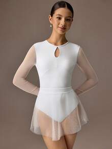 SHEIN Bộ tập múa ba lê màu trắng thanh lịch dành cho bé gái tuổi teen, bao gồm một bộ áo liền quần dài tay và một chiếc váy liền thân. Được làm từ vải mềm mại, co giãn cao, bộ trang phục mang đến sự thoải mái, vừa vặn, tôn dáng, chuyển động theo từng bước nhảy. Hoàn hảo cho việc tập múa ba lê, Pilates hoặc tập gym, bộ trang phục hai món này vừa mang đến phong cách vừa giúp bé tự do vận động trong nhiều hoạt động khác nhau suốt bốn mùa. - trắng - Xem 6