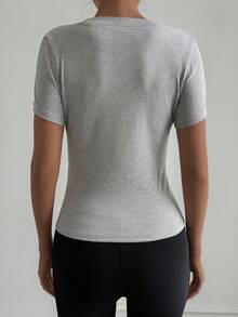 DAZY Camiseta deportiva de manga corta ajustada con estampado de lazo - Gris - Ver 2