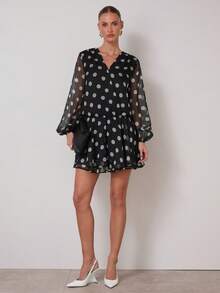 COSMINA 女士波点印花V领灯笼袖荷叶边下摆连衣裙，浪漫风格，适合日常穿着、约会、黑白波点印花、雪纺面料、春秋季连衣裙、度假连衣裙、优雅连衣裙和时尚迷你连衣裙。 - 黑與白 - 查看 3