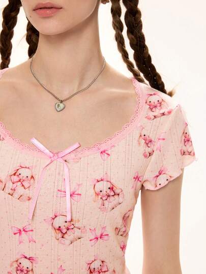 Kawaii T-shirt ajusté pour femmes avec imprimé lapin, nœud en ruban de dentelle et texture en tissu mignon et féminin, avec contraste de couleurs