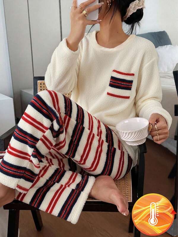 一套圣诞快乐少女睡衣，包括罗纹领长袖柔软抓绒上衣（带胸袋）和条纹弹力针织舒适长裤，适合冬季、春季和秋季穿着。