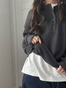 FRIFUL 女士纯色圆领纽扣前襟落肩长袖宽松休闲套头卫衣，秋冬款 - 淺灰色 - 查看 3