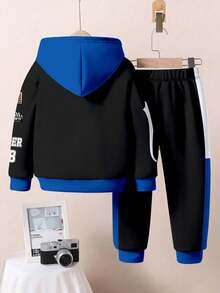 SHEIN 2 件套男童休闲简约运动赛车文化，赛车印花，26 号文字印花宽松套头连帽衫，适合秋冬季 - 彩色 - 查看 3