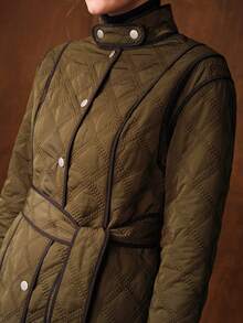 MOTF PREMIUM 女士高领撞色滚边系带长款绗缝冬装外套 - 軍綠色 - 查看 3