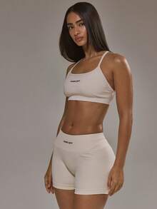 Musera Sport 交叉背带运动文胸和提臀短裤套装，适合秋季运动、健身房锻炼、瑜伽、普拉提、日常休闲等场合。 - 白色 - 查看 3