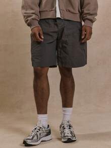 Musero 带腰带口袋细节的工装短裤，配有调节扣 - 深灰色 - 查看 2