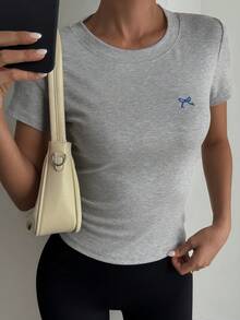 DAZY Camiseta deportiva de manga corta ajustada con estampado de lazo - Gris - Ver 6