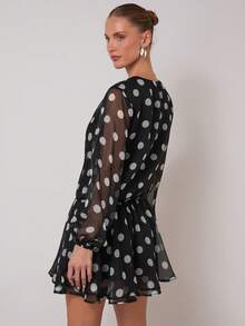 COSMINA 女士波点印花V领灯笼袖荷叶边下摆连衣裙，浪漫风格，适合日常穿着、约会、黑白波点印花、雪纺面料、春秋季连衣裙、度假连衣裙、优雅连衣裙和时尚迷你连衣裙。 - 黑與白 - 查看 4