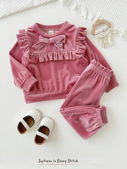 Cozy Pixies 2 st babyflicka sammet lotusrosa volangkant rund halsringning långärmad tröja och joggingbyxor med resår i midjan, söt minimalistisk casual outfit, lämplig för höst/vinter, rosettdekorerad träningsoverall, miniset för spädbarn, bedårande spädbarnsoutfit, träningsoverall med huva, rosa set med huva och rosettdekor, vinterkläder för spädbarn, mini broderat set, bekvämt casual set för spädbarnsflicka, set för spädbarnsrosett, tillbaka till skolan, vardagskläder, jul, halloween