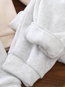 SHEIN Genkimix Kids 3件套男童休闲百搭字母刺绣落肩宽松长袖连帽衫搭配柔软舒适的抽绳长裤，简约时尚的设计，带护耳连帽和舒适柔软的面料，适合日常穿着、玩耍、聚会和冬季校园穿着。 - 彩色 - 查看 4