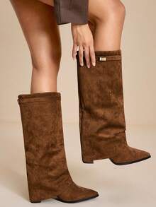 Daringsoles 女士尖头粗跟麂皮西部靴，修身高筒靴 - 卡其色 - 查看 5