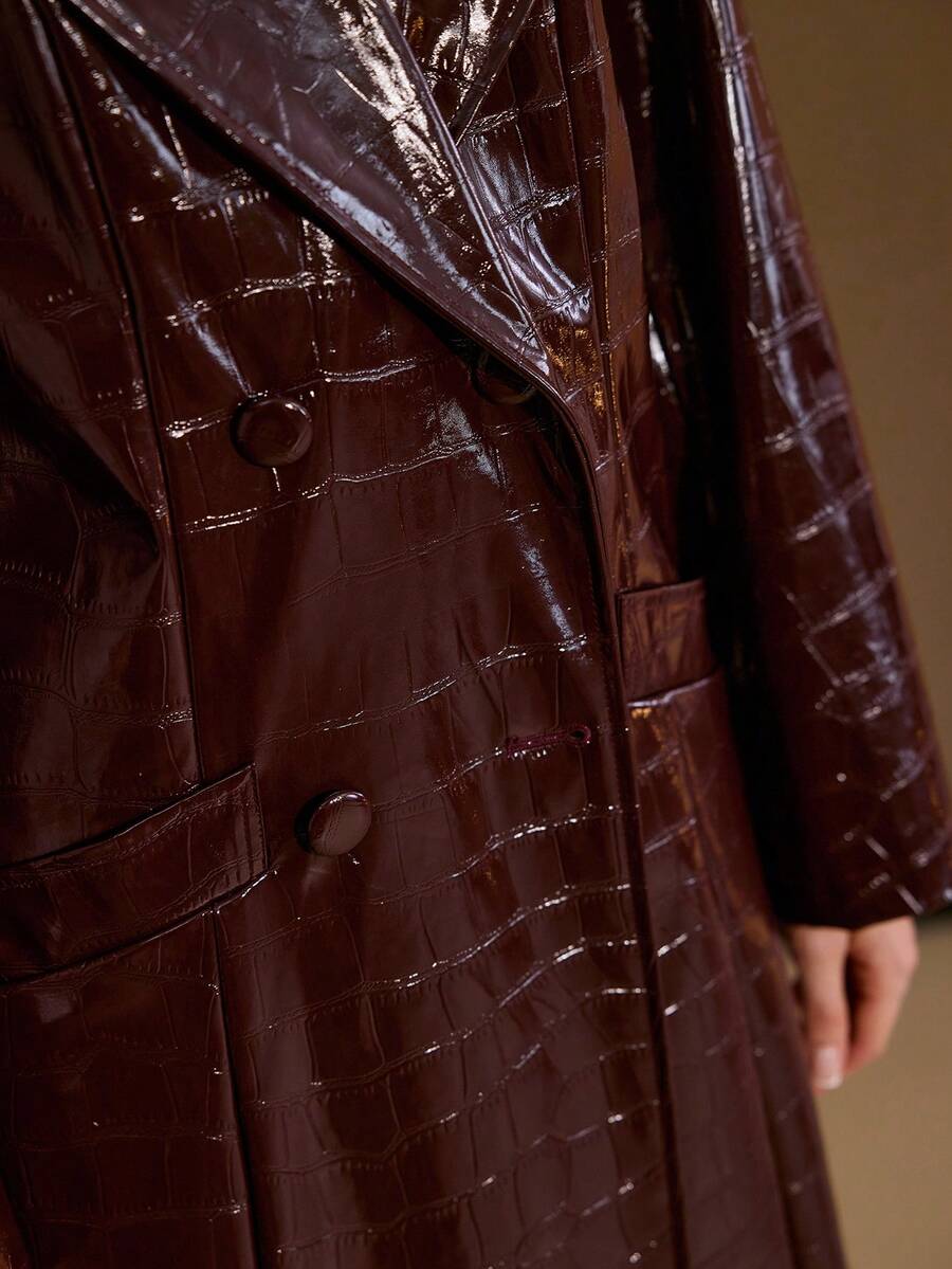MOTF PREMIUM 女士优雅通勤翻领鳄鱼纹PU皮革长款风衣 - 酒紅色 - 查看 2