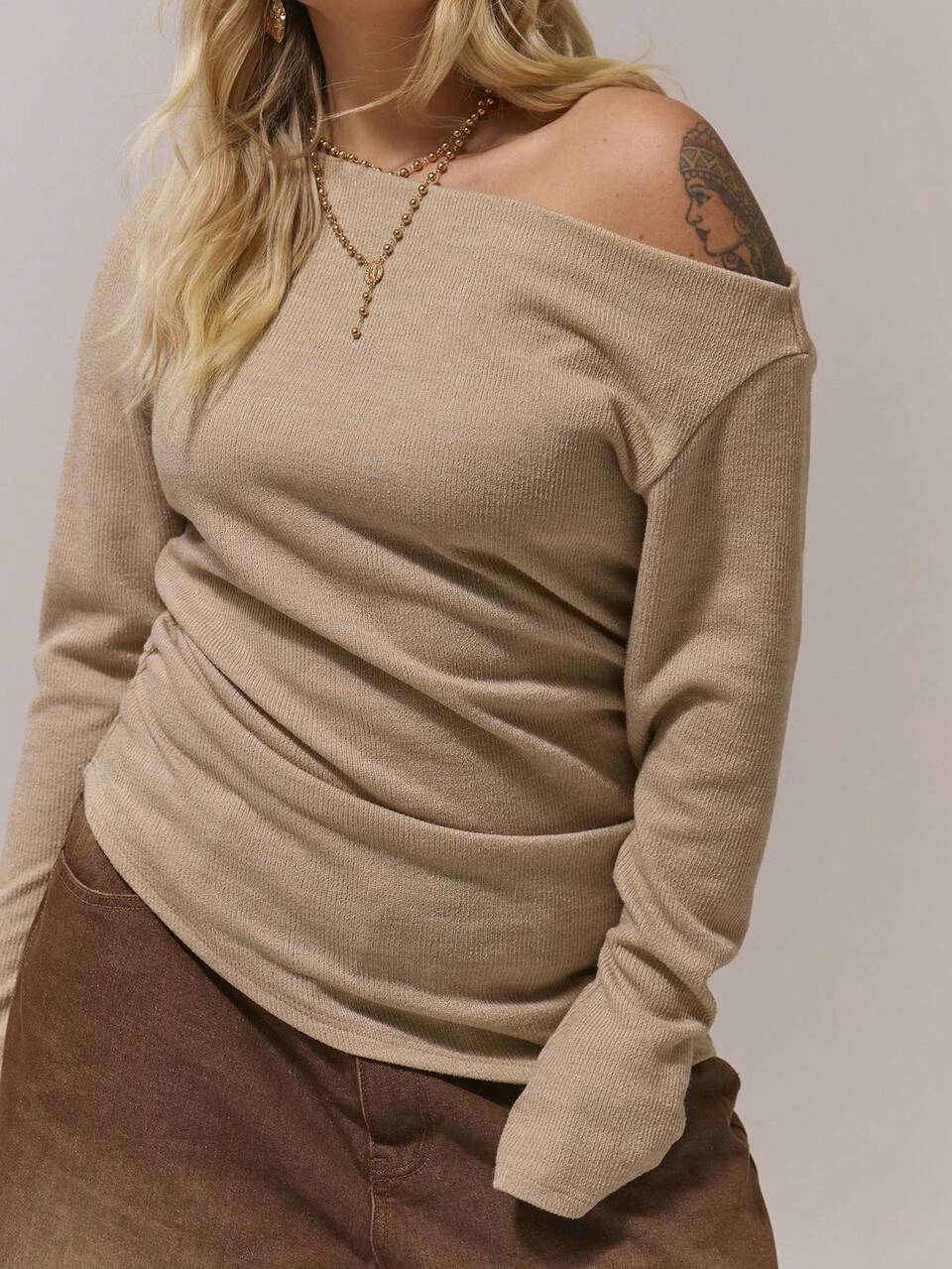 Plus Top Beige Stile Maglia Texturizzato con Spalle Scoperte