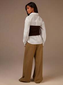 Athîral 女士白色长袖衬衫和棕色褶皱无肩带上衣。休闲装、商务休闲上衣、秋冬季、办公室衬衫 - 彩色 - 查看 2